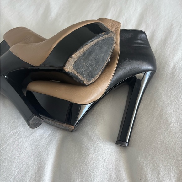 Elegant Black and Tan Platform Heels - Picture 6 of 8